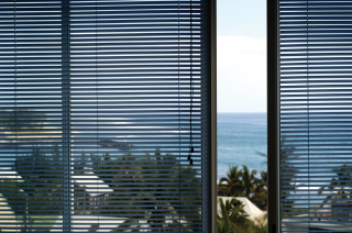AGIR produit Store vnitien aluminium